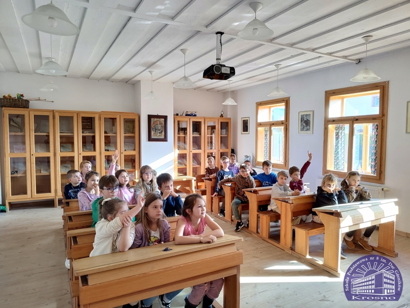 Obrazek wyróźniający wpis Wycieczka klas pierwszych do Szkoły Ludowej w Żarnowcu