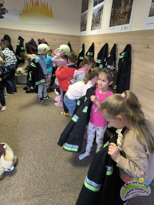 Wycieczka przedszkolaków do Komendy Miejskiej Państwowej Straży Pożarnej w Krośnie