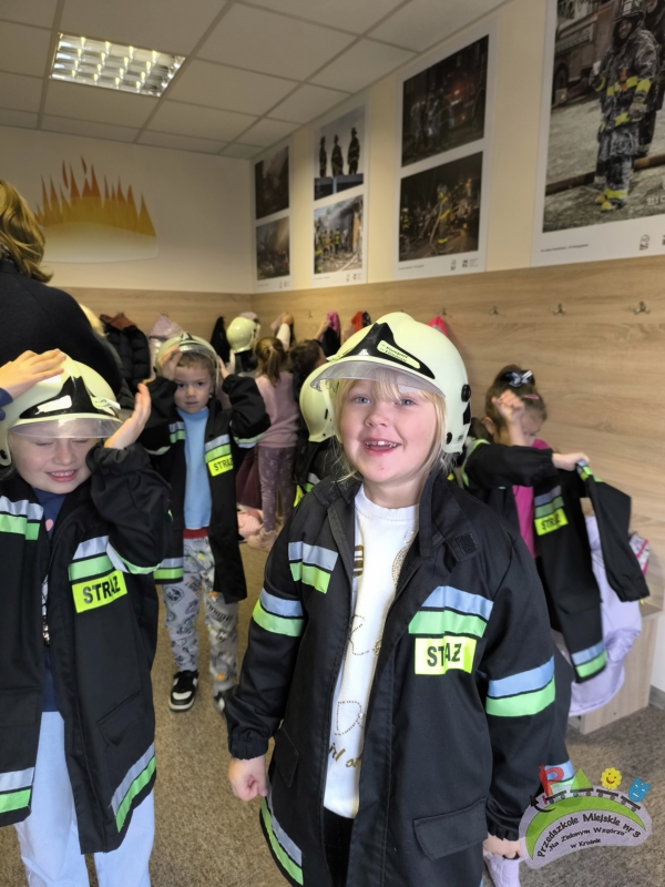 Wycieczka przedszkolaków do Komendy Miejskiej Państwowej Straży Pożarnej w Krośnie