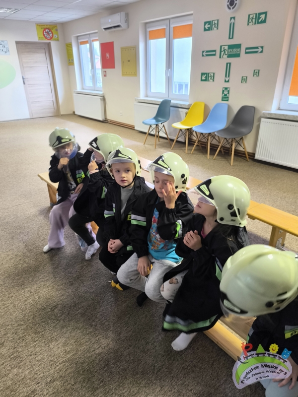 Wycieczka przedszkolaków do Komendy Miejskiej Państwowej Straży Pożarnej w Krośnie