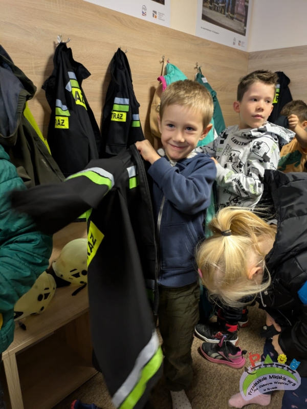 Wycieczka przedszkolaków do Komendy Miejskiej Państwowej Straży Pożarnej w Krośnie