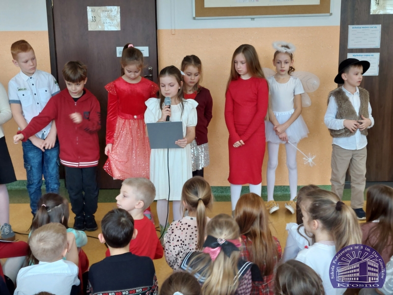 Apel świąteczny klas I-III i IV-VIII