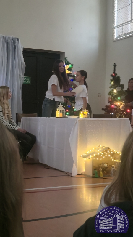 Apel świąteczny klas I-III i IV-VIII