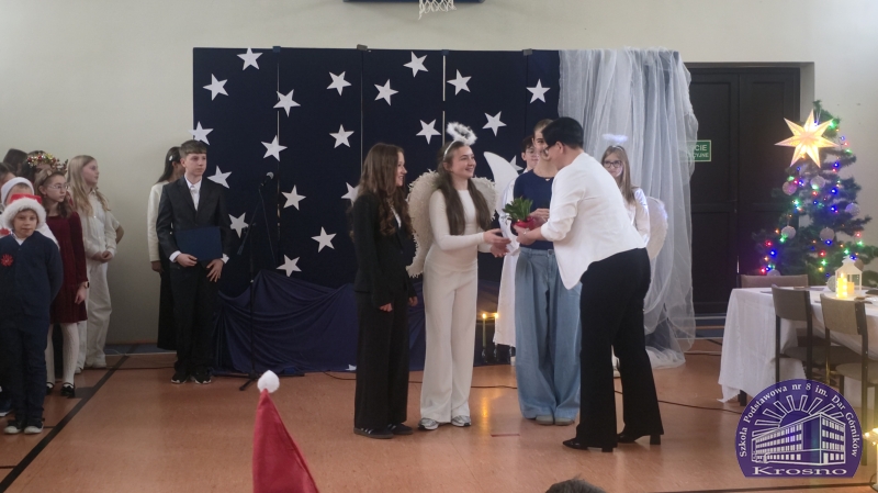 Apel świąteczny klas I-III i IV-VIII