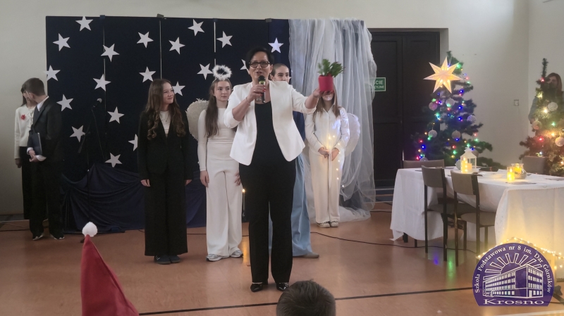 Apel świąteczny klas I-III i IV-VIII